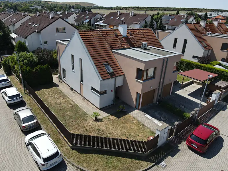 Prodej rodinného domu 159 m², pozemek 374 m², Praha – náhled fotky 1