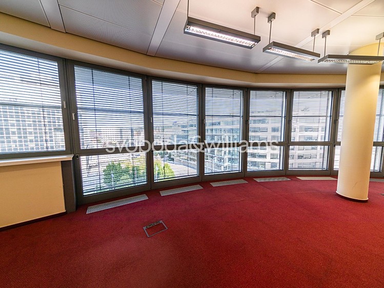 Pronájem komerčního prostoru, 1 080 m² (1 z 9)