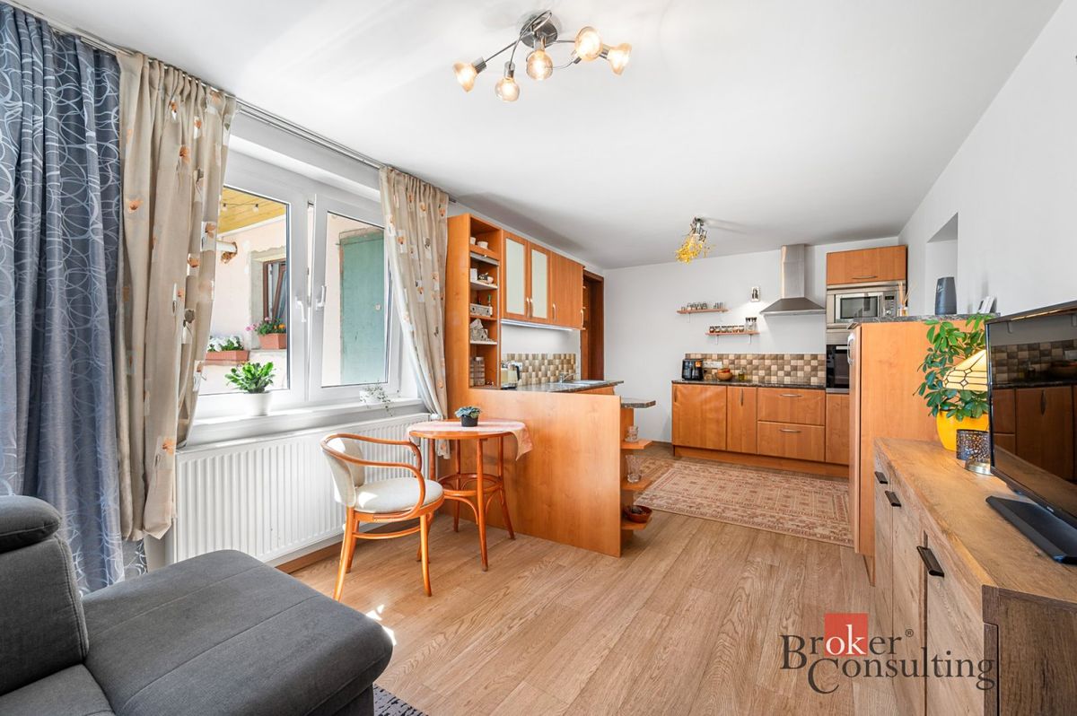 Prodej rodinného domu 85 m², pozemek 182 m² – fotografie 2