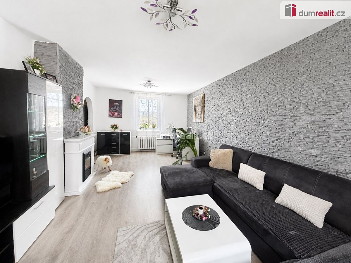Prodej rodinného domu 195 m², pozemek 725 m² – fotografie 2