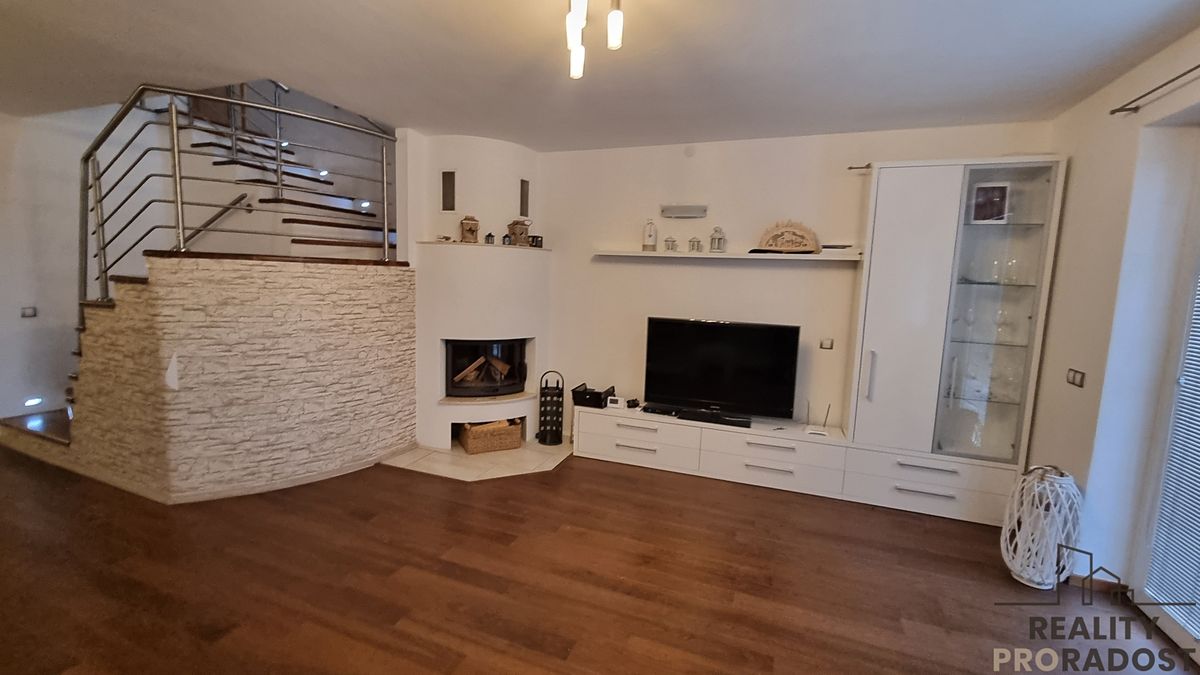 Pronájem rodinného domu 210 m², pozemek 500 m² – fotografie 3