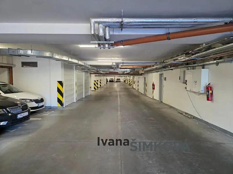 Prodej garážového stání 12 m², Praha – náhled fotky 2