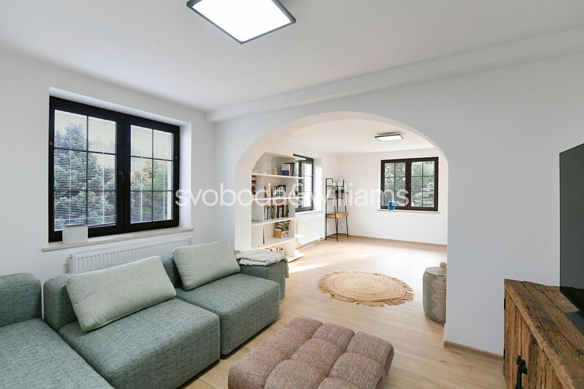 Prodej rodinného domu 160 m², pozemek 1061 m² – fotografie 2