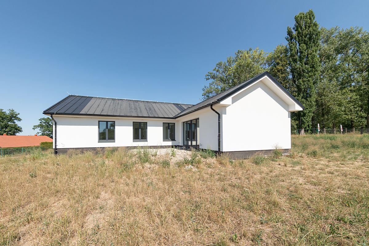 Prodej rodinného domu 211 m², pozemek 1484 m² – fotografie 2