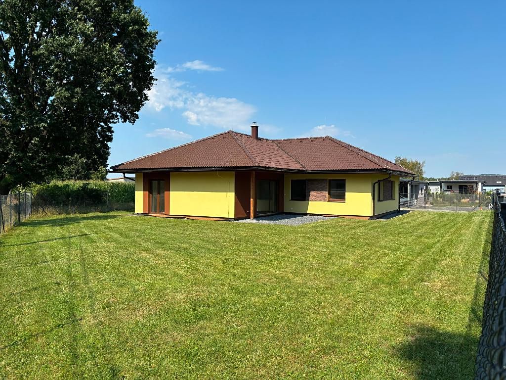 Prodej rodinného domu 146 m², pozemek 912 m² – fotografie 2