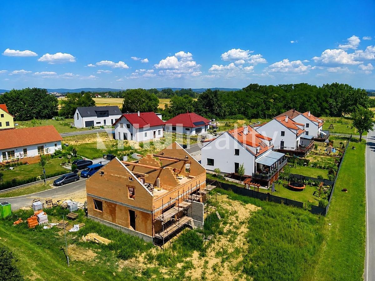 Prodej rodinného domu 139 m², pozemek 979 m² – fotografie 2
