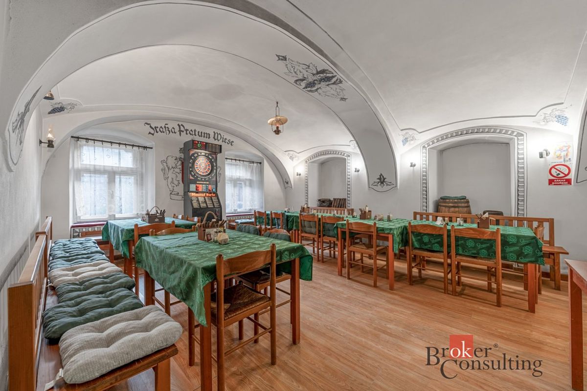 Prodej rodinného domu 688 m², pozemek 860 m² – fotografie 3