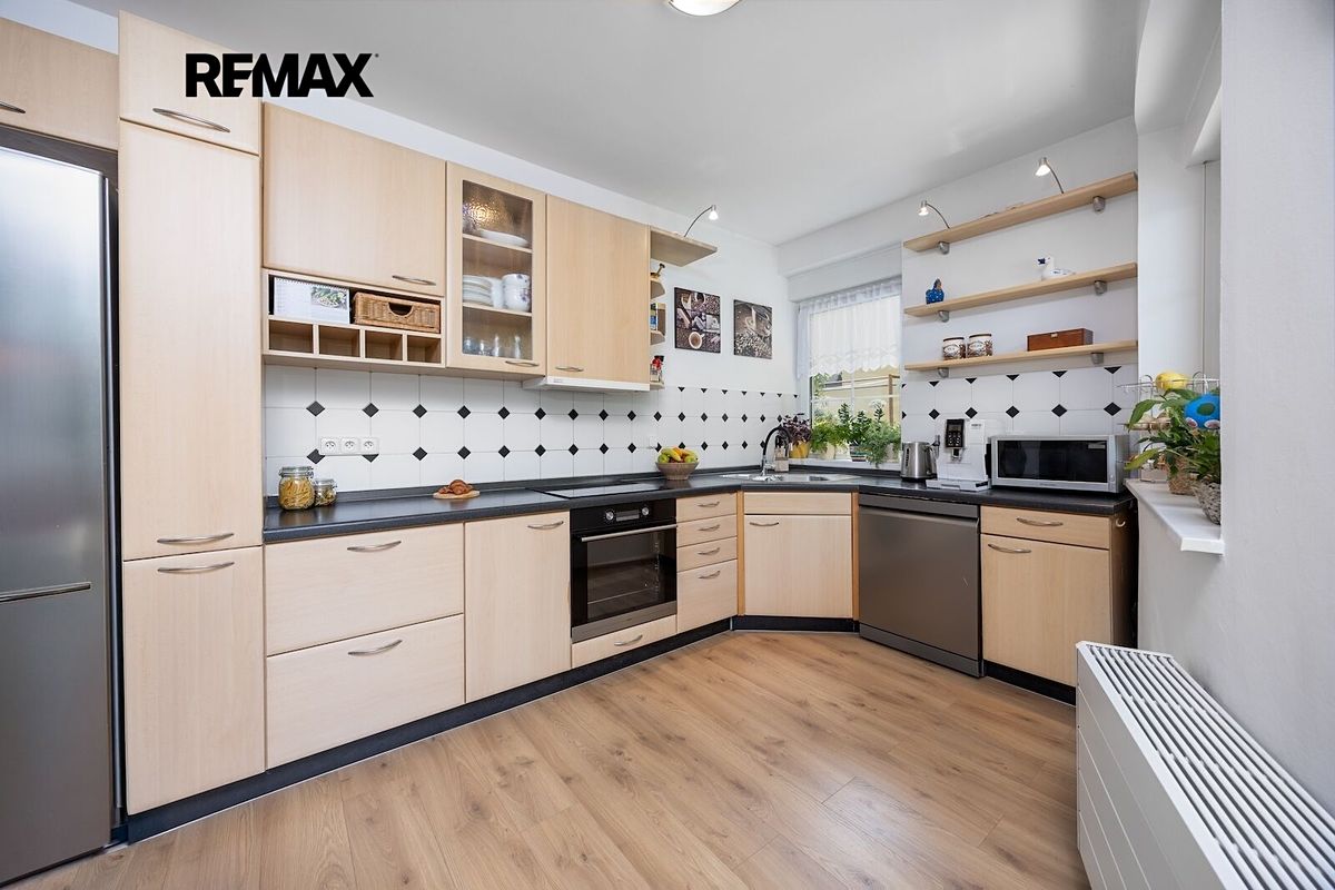 Prodej rodinného domu 189 m², pozemek 877 m² – fotografie 2