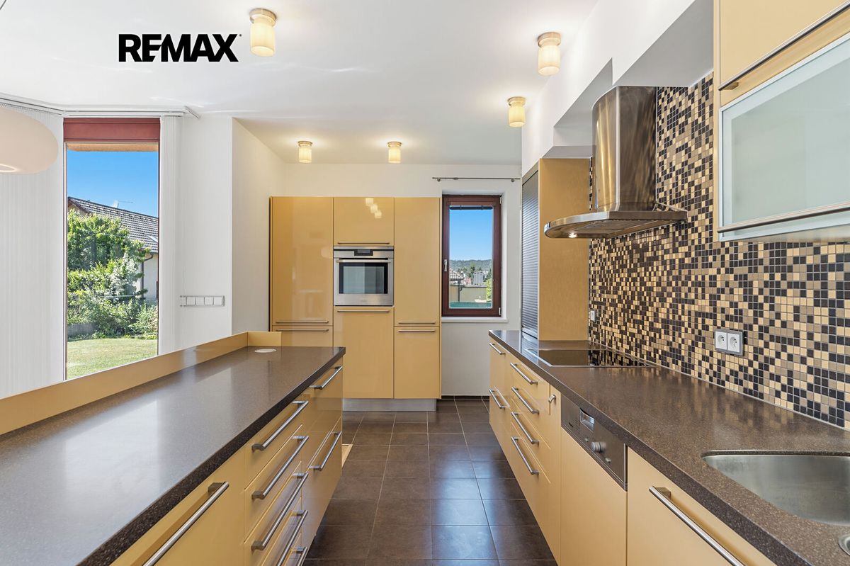 Prodej rodinného domu 241 m², pozemek 742 m² – fotografie 4