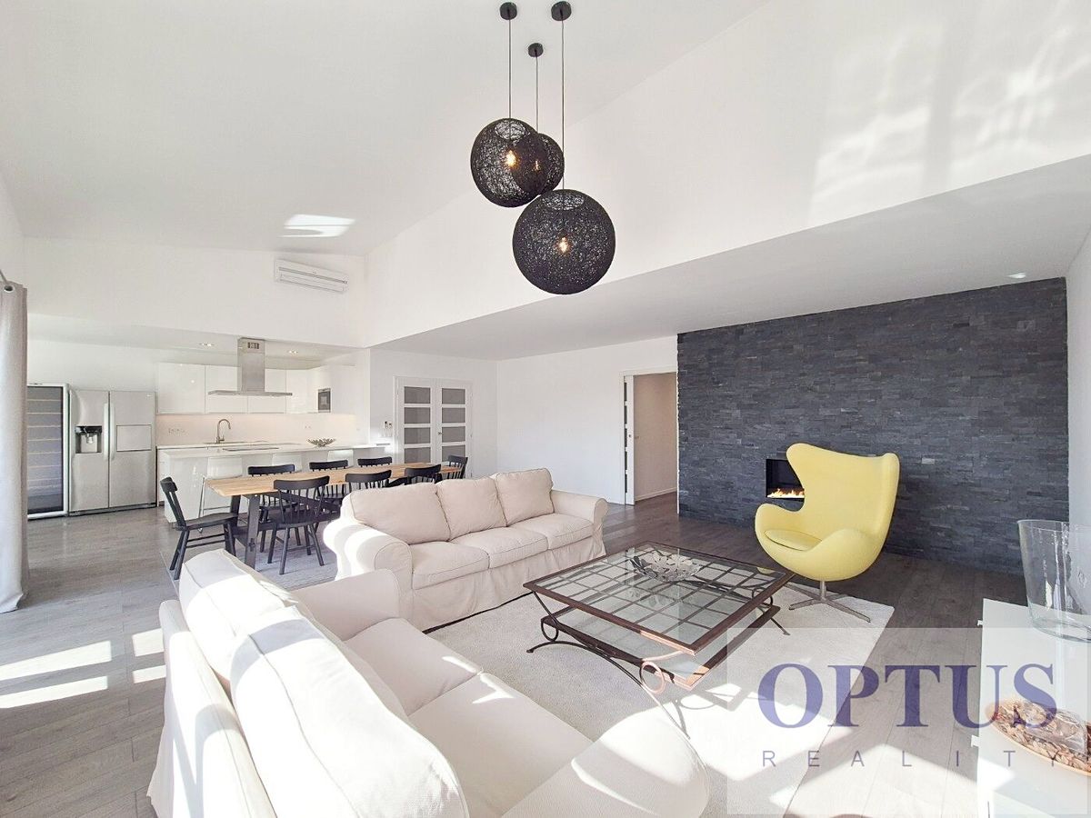 Pronájem bytu 6 pokojů a více 218 m² (Mezonet)