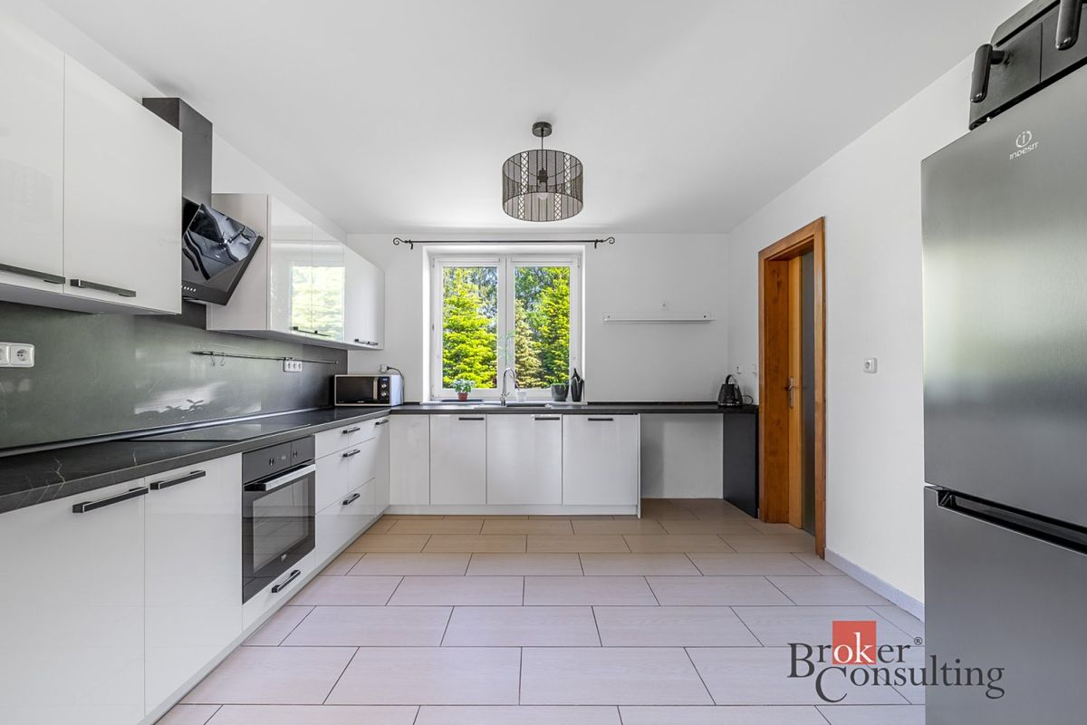 Prodej rodinného domu 222 m², pozemek 701 m² – fotografie 3