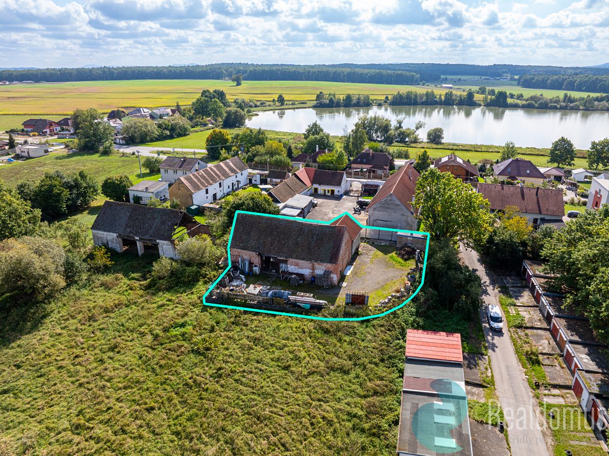 Prodej stavebního pozemku 1008 m² – fotografie 2