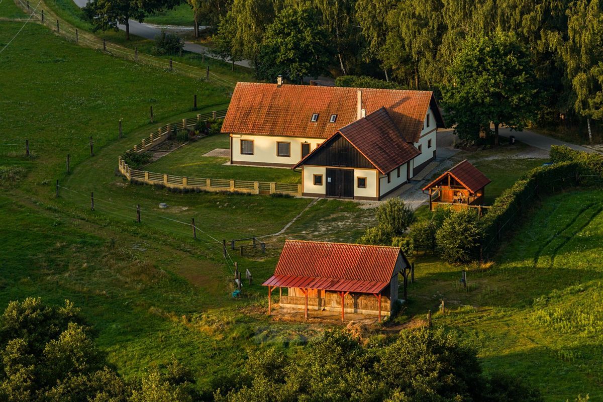 Prodej rodinného domu 474 m², pozemek 4553 m²