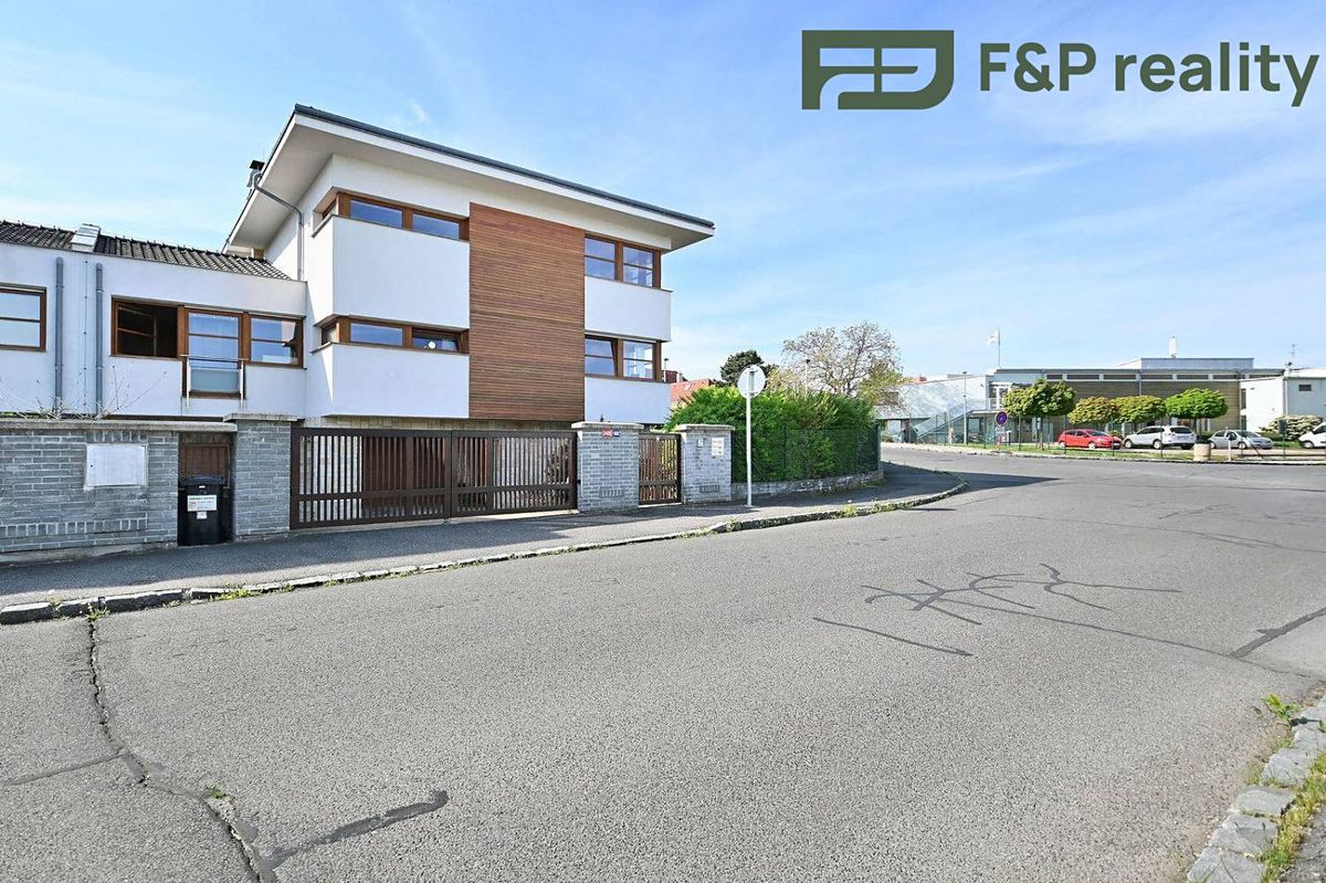 Pronájem vily 412 m², pozemek 1072 m² – fotografie 4