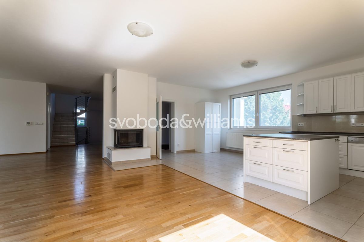 Pronájem rodinného domu 350 m², pozemek 1174 m² – fotografie 2