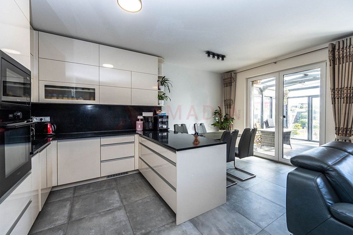 Prodej rodinného domu 143 m², pozemek 331 m² – fotografie 2