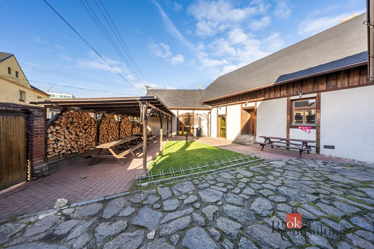 Prodej rodinného domu 688 m², pozemek 860 m² – fotografie 2