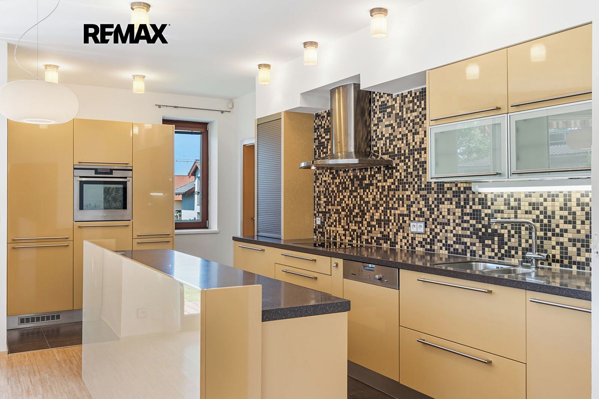 Prodej rodinného domu 241 m², pozemek 742 m² – fotografie 3