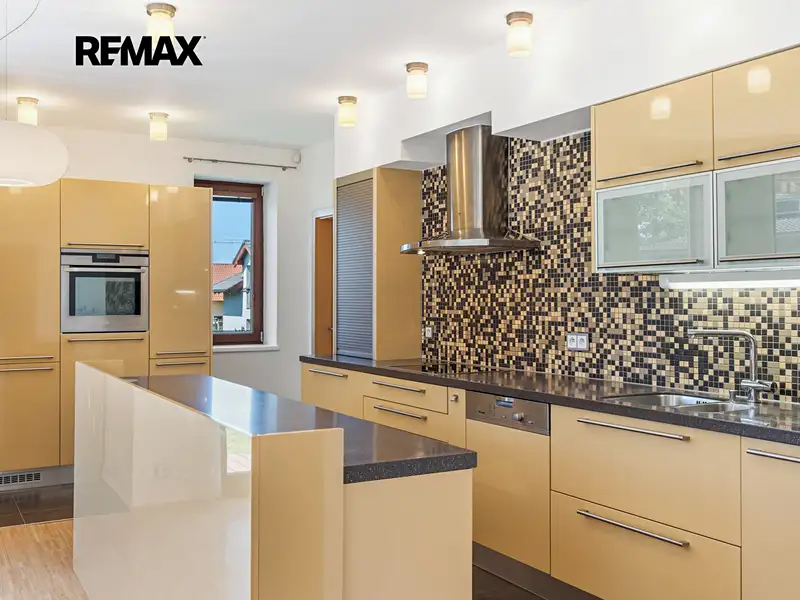 Prodej rodinného domu 241 m², pozemek 742 m², Praha – náhled fotky 3
