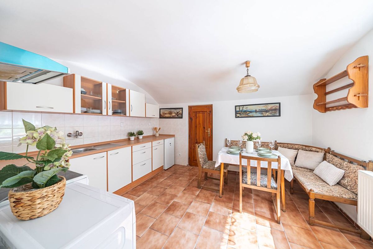 Prodej rodinného domu 237 m², pozemek 265 m² – fotografie 2