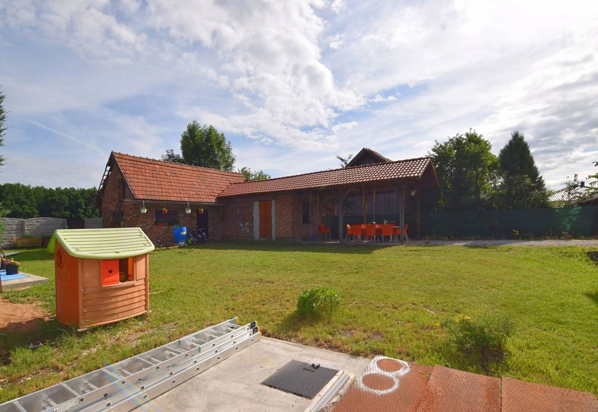 Prodej rodinného domu 312 m², pozemek 864 m² – fotografie 4