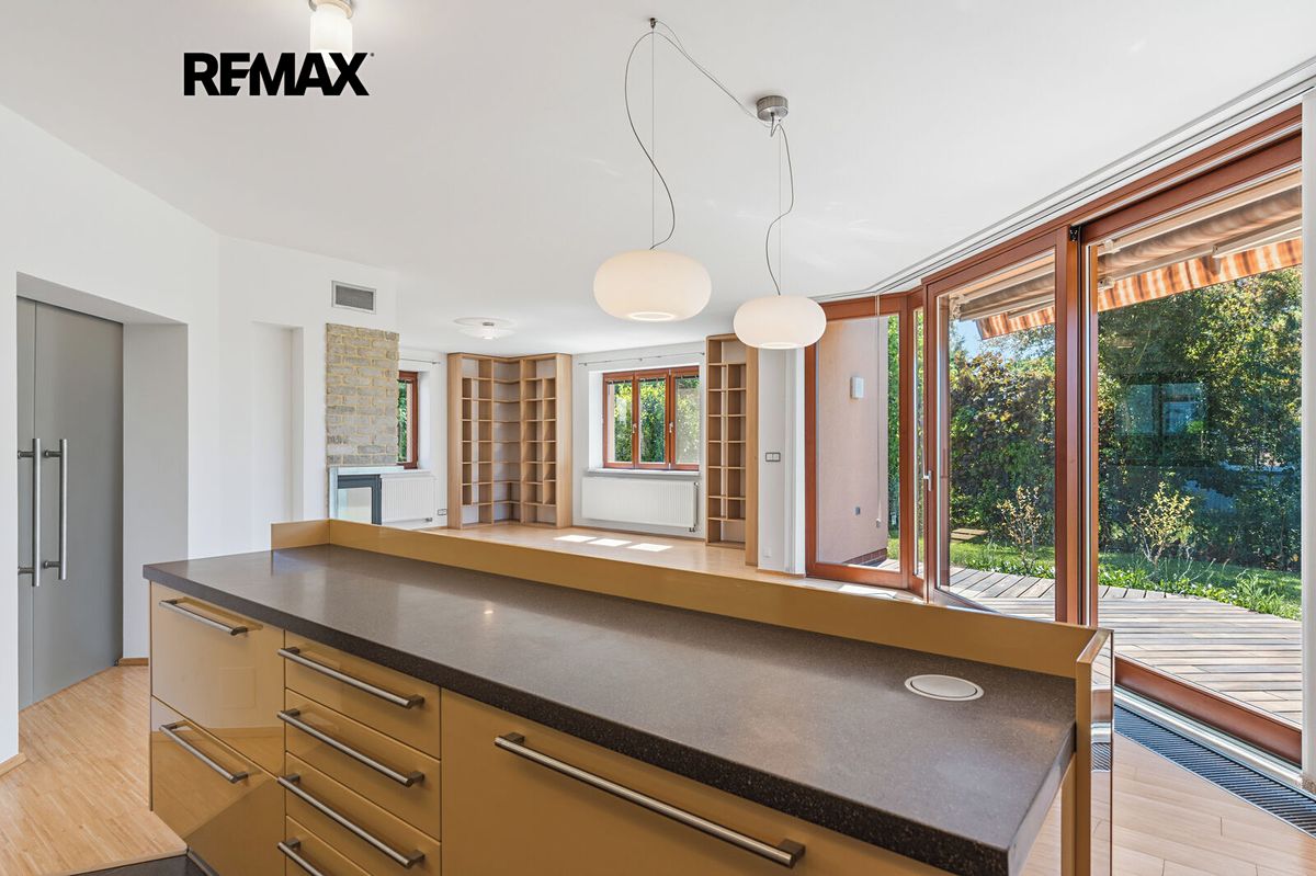 Prodej rodinného domu 241 m², pozemek 742 m² – fotografie 5