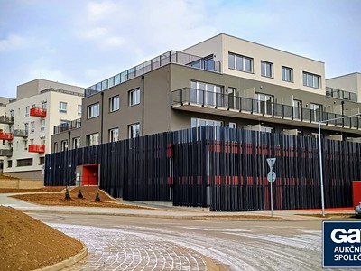 Pronájem garážového stání 12 m²