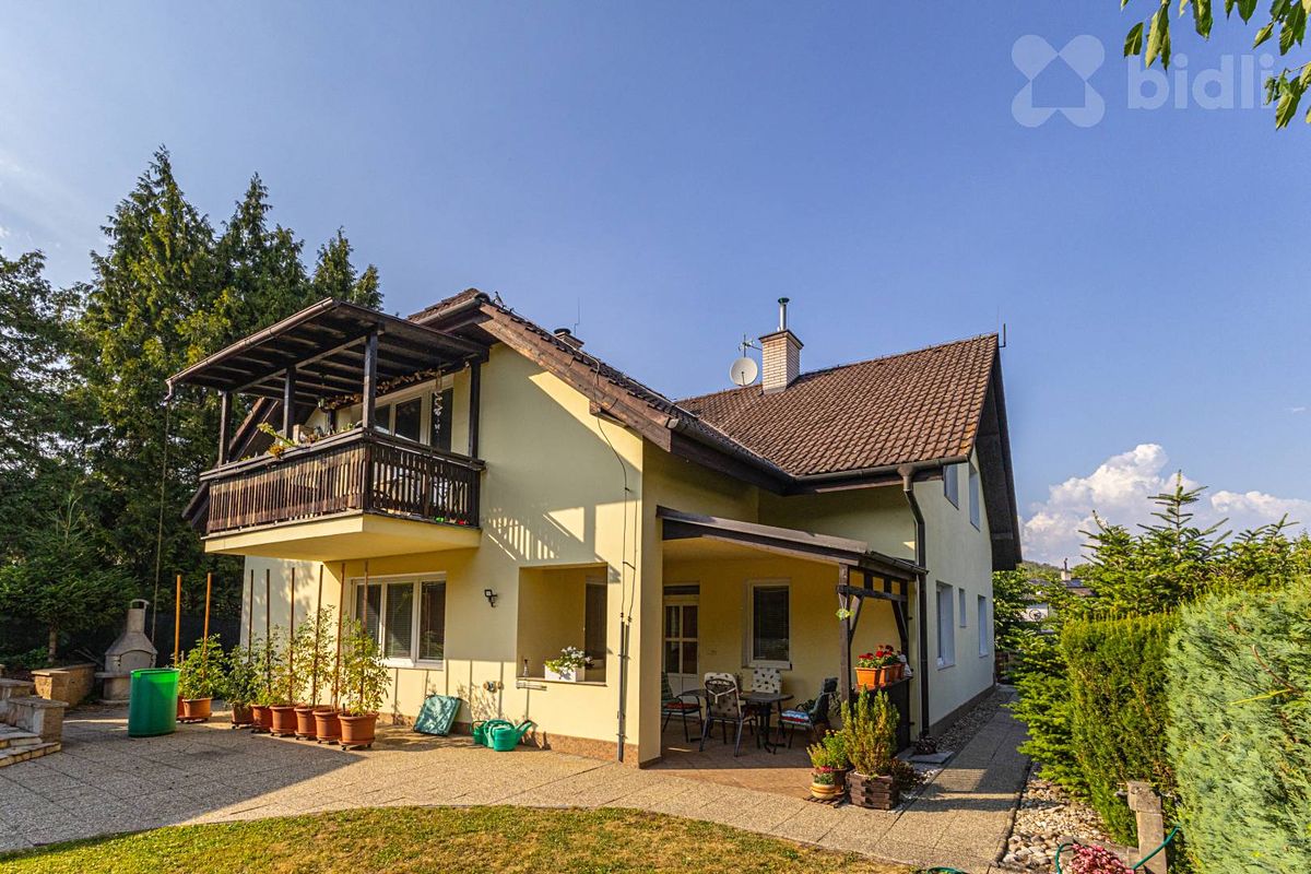 Prodej rodinného domu 300 m², pozemek 804 m² – fotografie 2