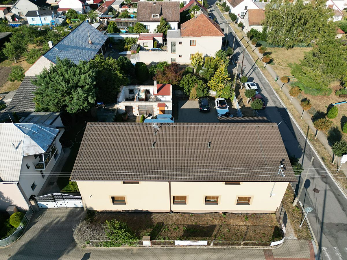Prodej vícegeneračního domu 205 m², pozemek 586 m² – fotografie 2