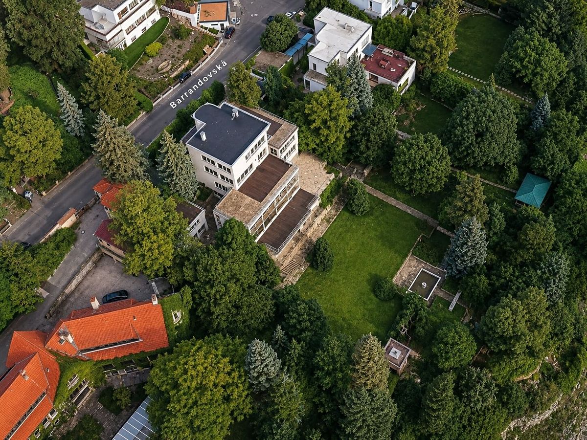 Pronájem vily 1200 m², pozemek 3532 m² – fotografie 3