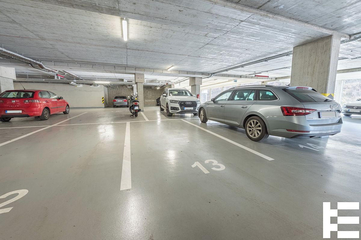 Pronájem garážového stání 60 m²