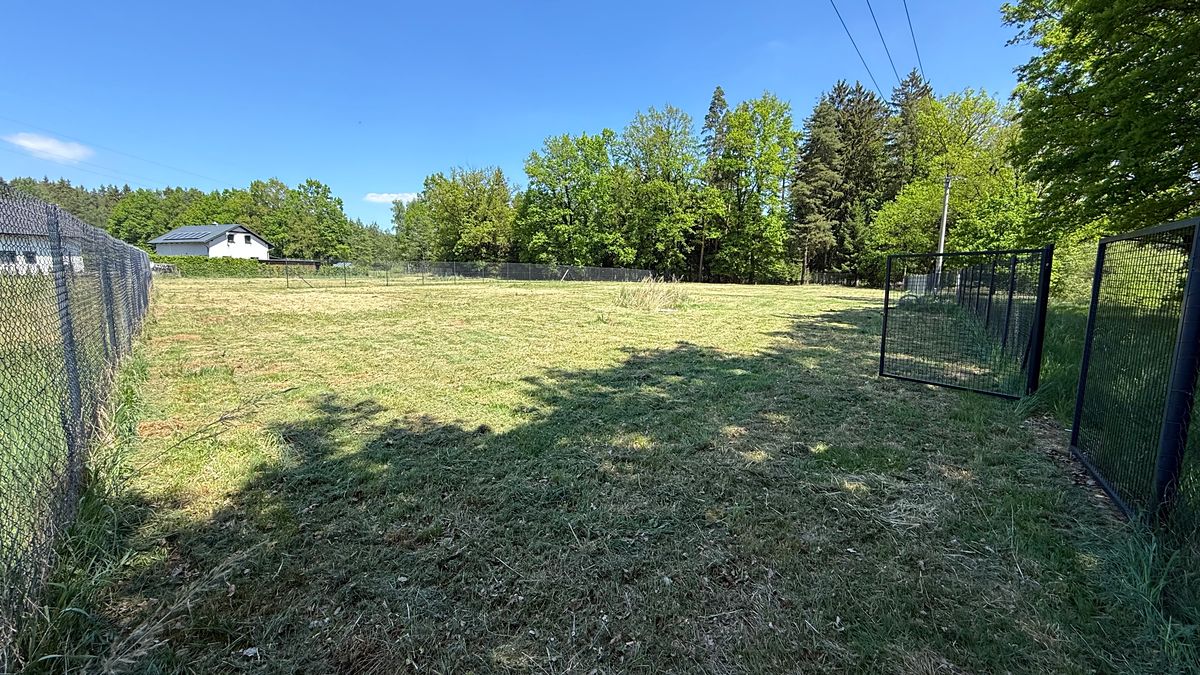Prodej stavebního pozemku 947 m² – fotografie 3