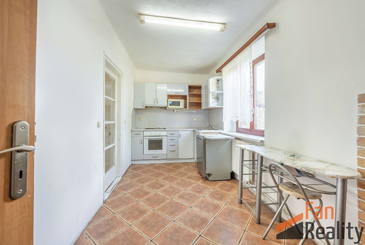 Prodej vícegeneračního domu 218 m², pozemek 445 m² – fotografie 2