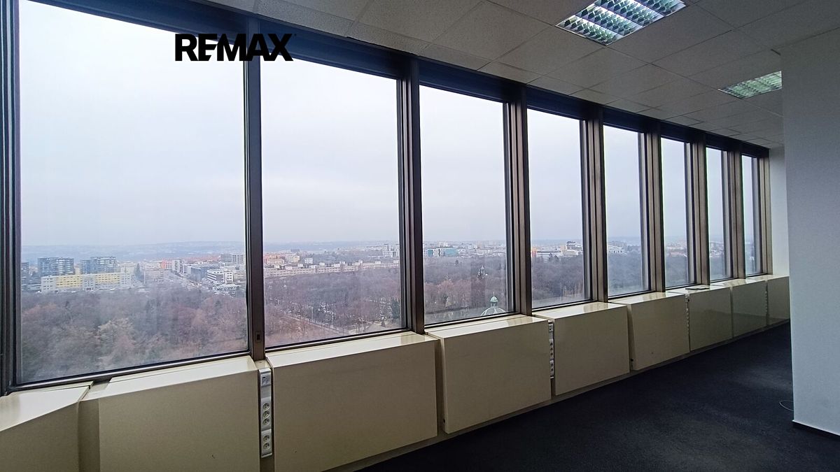 Pronájem kanceláře 470 m²