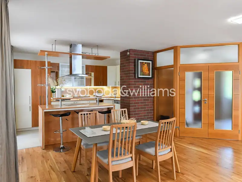 Pronájem rodinného domu 351 m², pozemek 223 m², Praha – náhled fotky 2