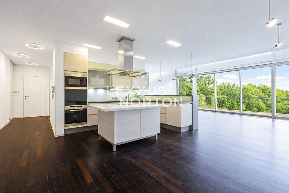 Pronájem bytu 6 pokojů a více 297 m²