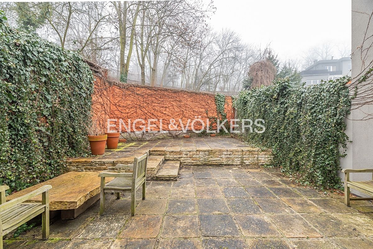 Pronájem rodinného domu 350 m², pozemek 253 m² – fotografie 3
