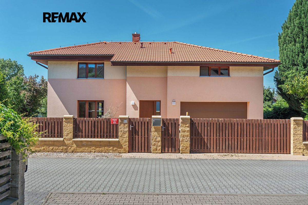 Prodej rodinného domu 241 m², pozemek 742 m²