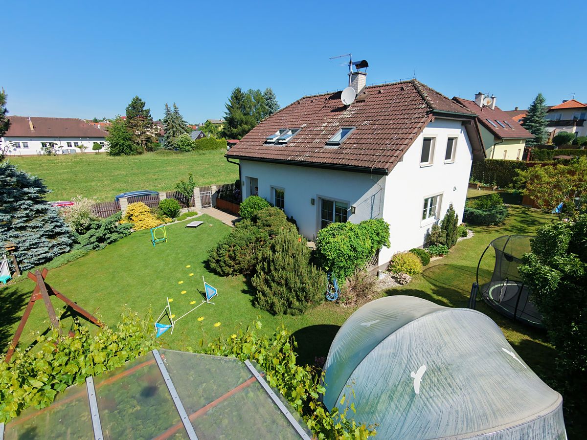 Prodej rodinného domu 216 m², pozemek 798 m² – fotografie 3