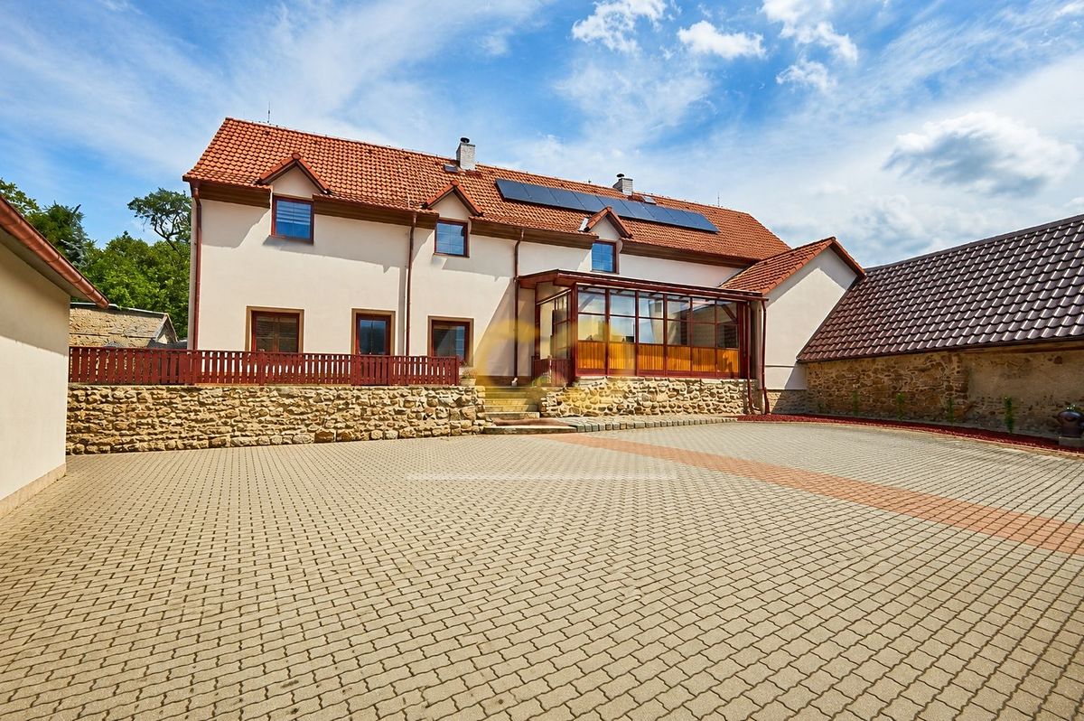 Prodej rodinného domu 930 m², pozemek 1550 m² – fotografie 2