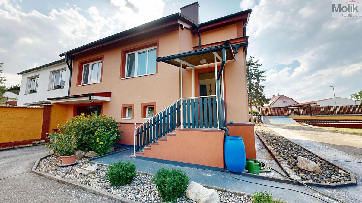 Prodej rodinného domu 148 m², pozemek 1061 m² – fotografie 2