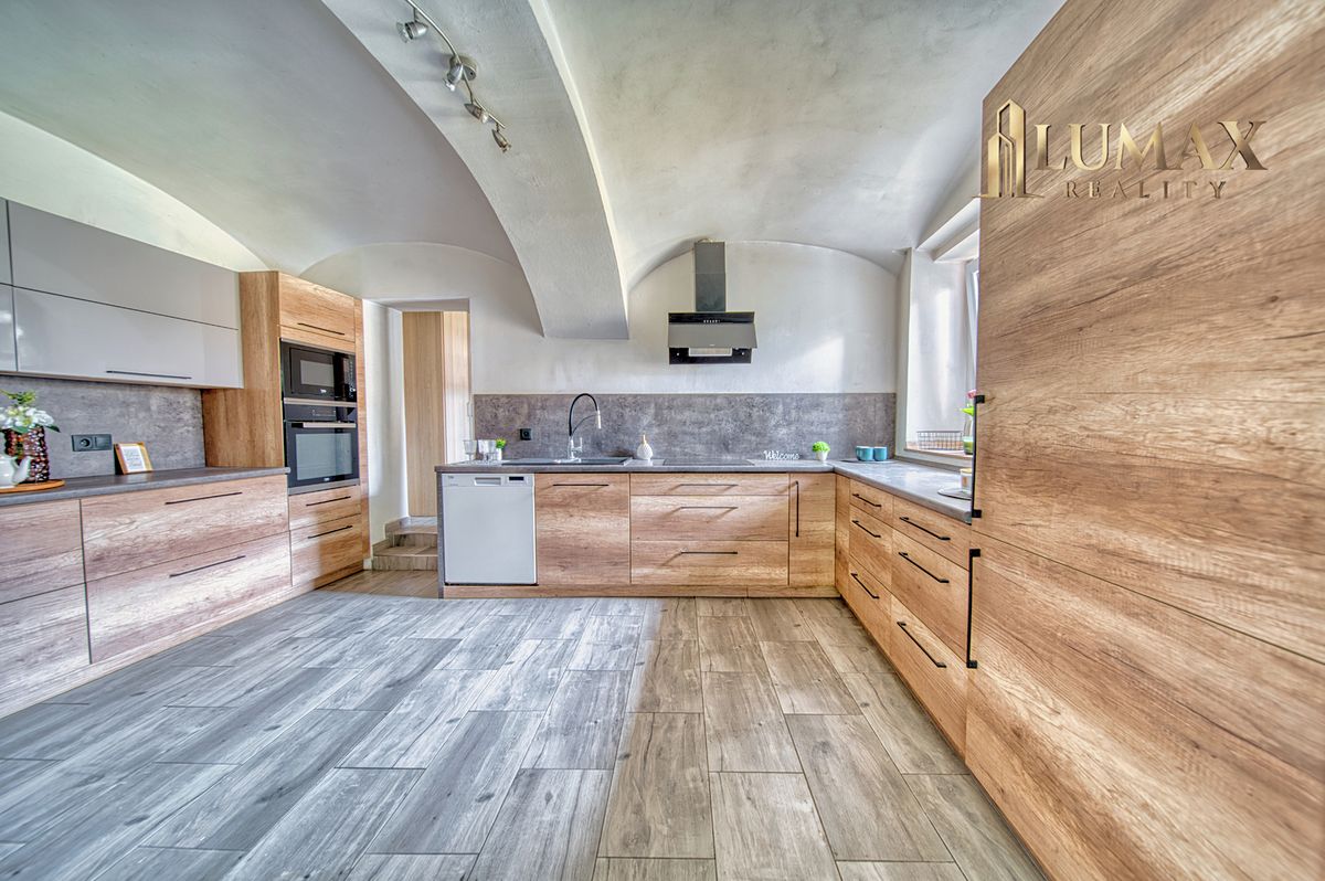 Prodej rodinného domu 220 m², pozemek 602 m² – fotografie 3