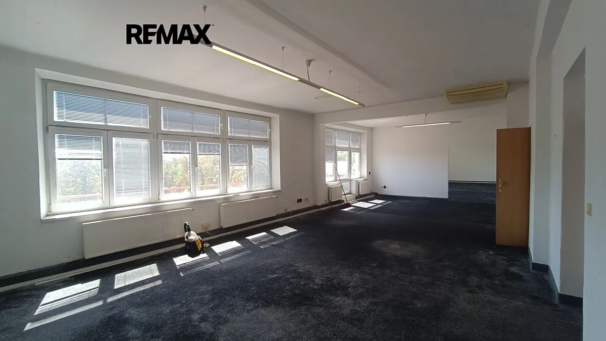 Pronájem kanceláře 319 m²