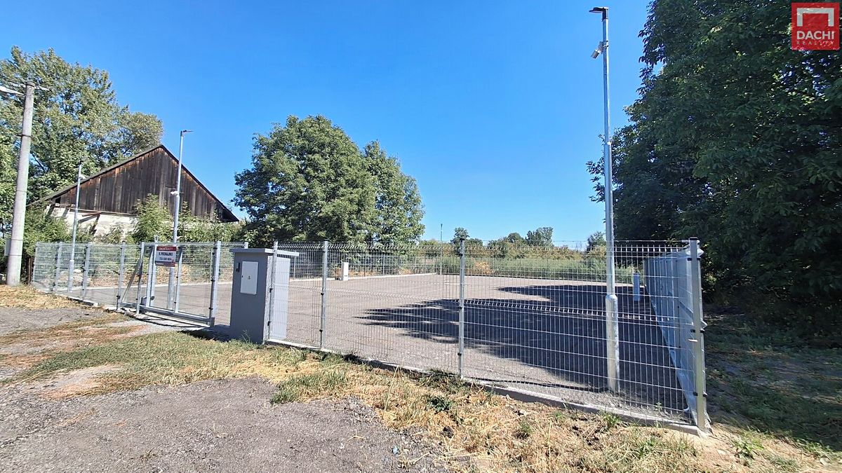 Pronájem komerčního pozemku 743 m²