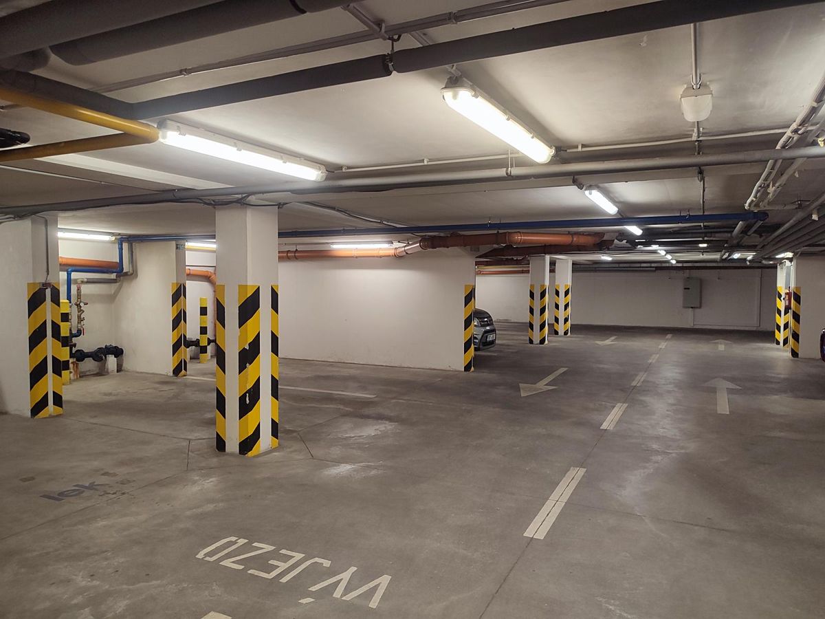 Pronájem garážového stání 14 m² – fotografie 3