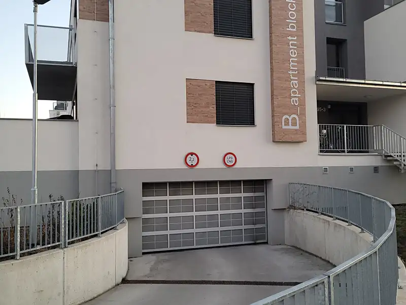 Prodej garáže 12 m², Praha – náhled fotky 1