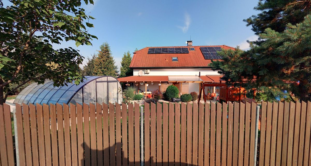 Prodej rodinného domu 290 m², pozemek 1075 m² – fotografie 2