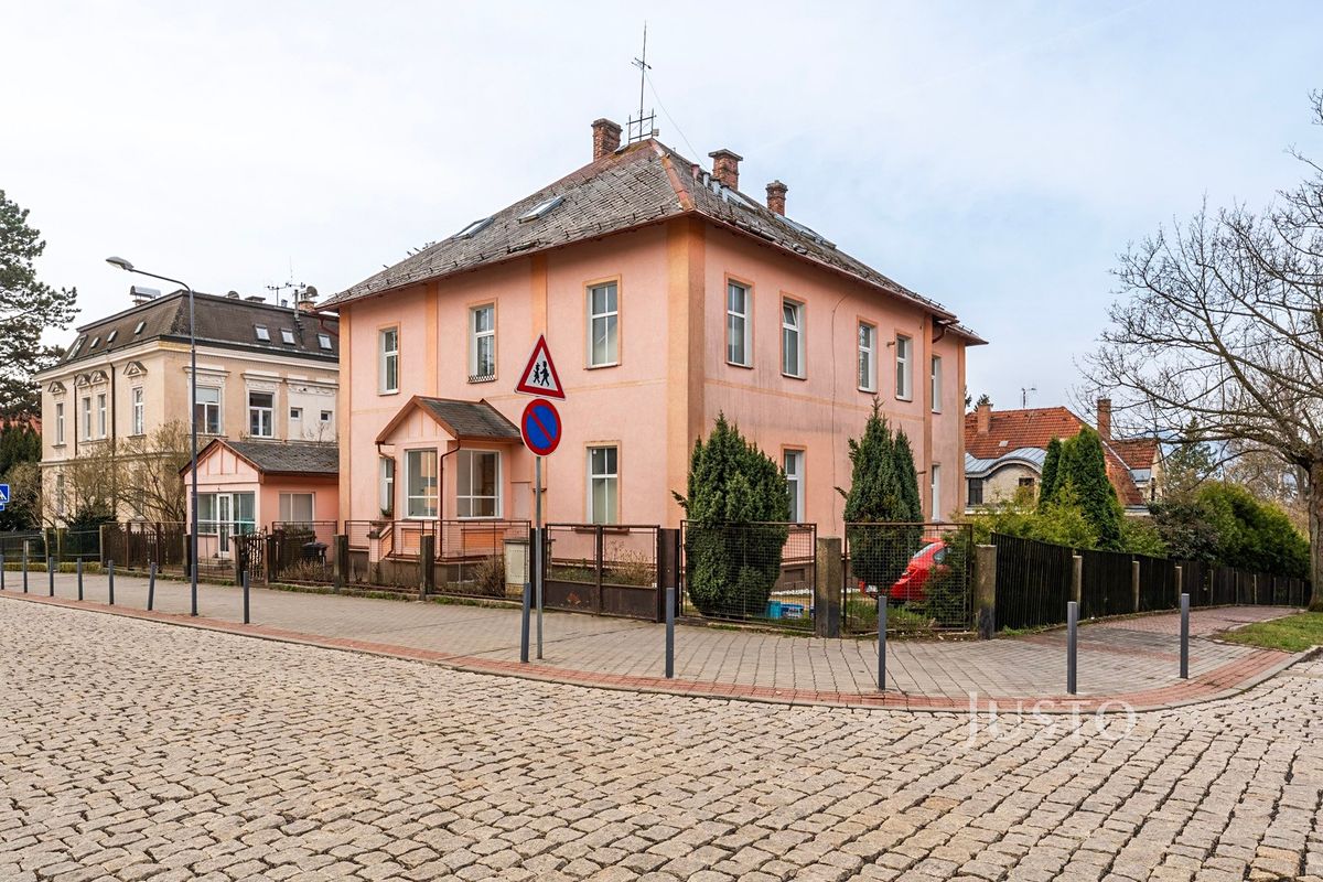 Prodej rodinného domu 225 m², pozemek 931 m² – fotografie 3
