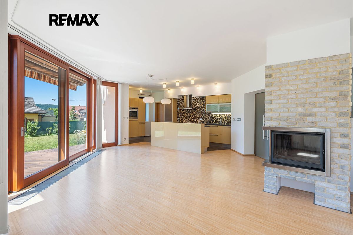 Prodej rodinného domu 241 m², pozemek 742 m² – fotografie 2