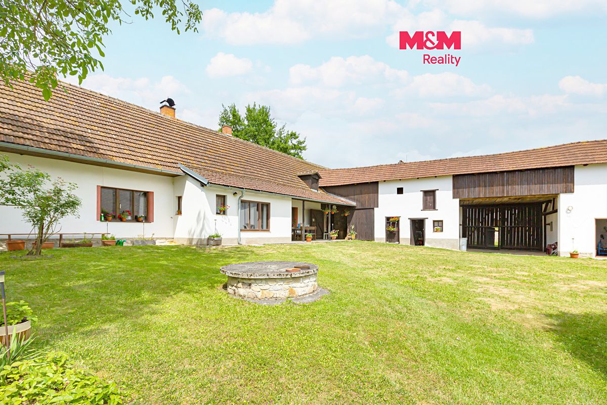 Prodej rodinného domu 275 m², pozemek 15737 m²